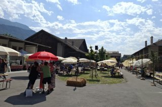 La manifestation a pris ses quartiers dans la cour de la ferme de l'Ecole d'agriculture du Valais